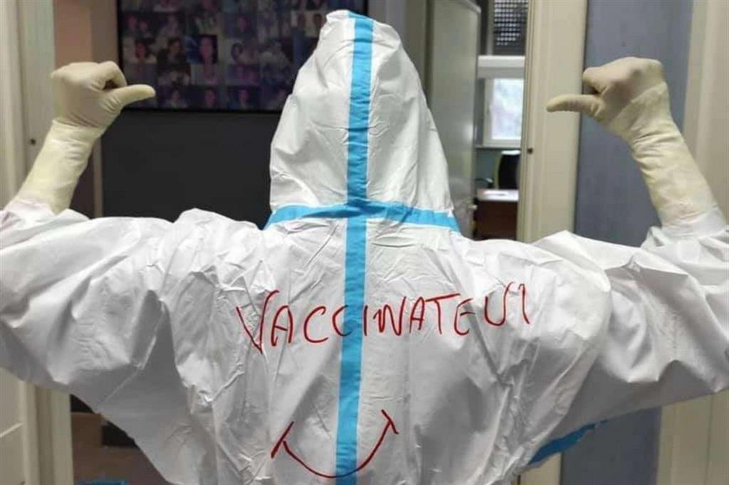 L'appello a vaccinarsi nella tuta di una infermiera dell'ospedale di Cagliari