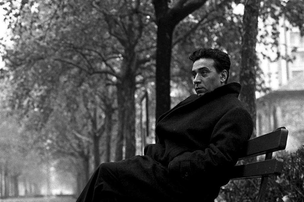 Luciano Bianciardi (1922-1971) seduto a un parco di Milano