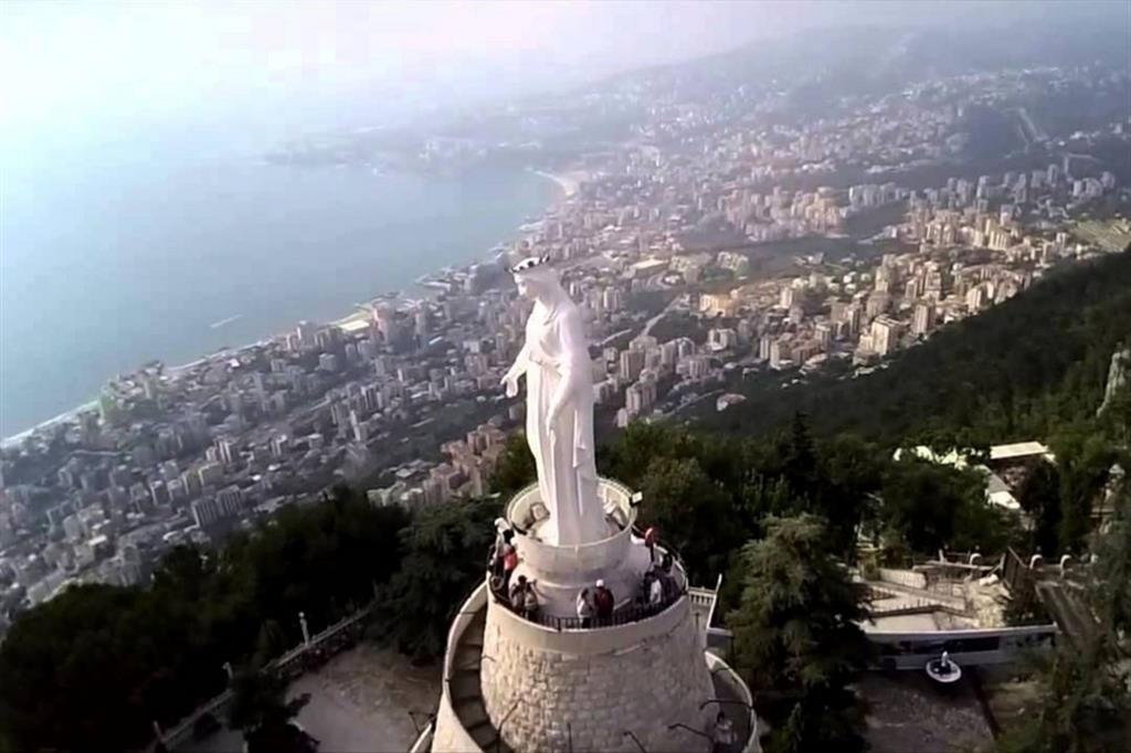 La statua bianca di Nostra Signora del Libano
