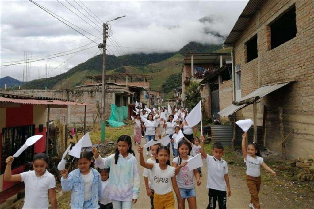 La Chiesa del Cauca ha chiesto ai cittadini di esporre un drappo bianco nel giorno di Pasqua in segno di rifiuto della violenza