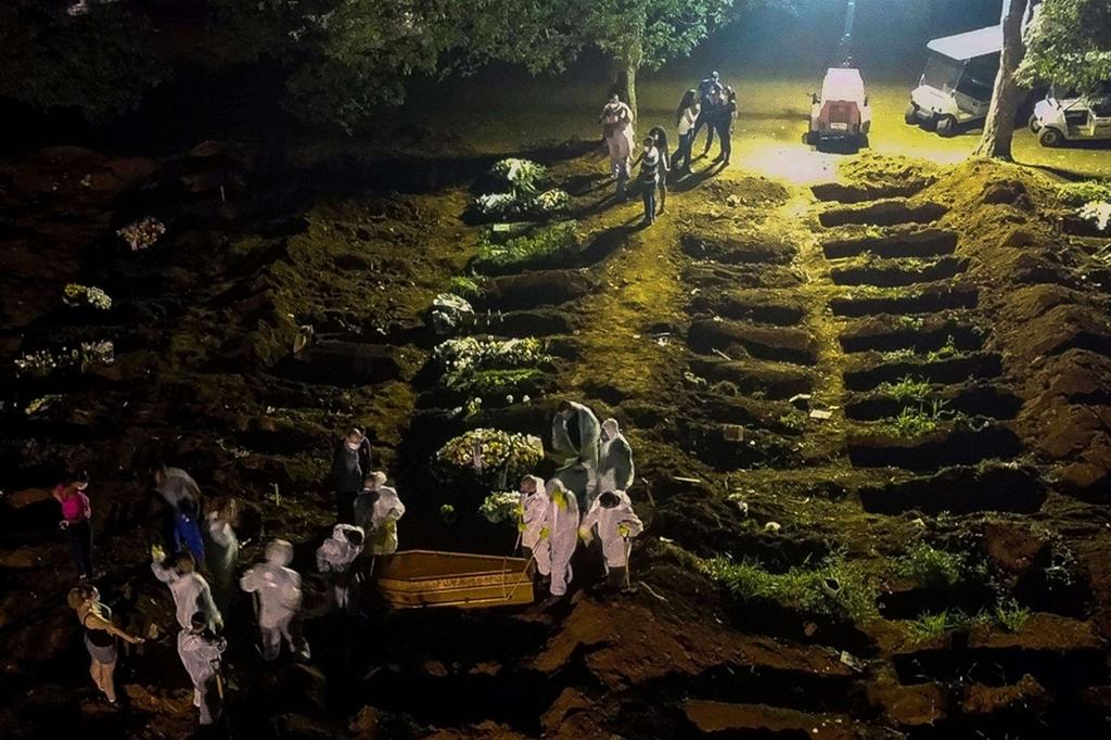 Seppellimenti notturni al cimitero di Vila Formosa a San Paolo