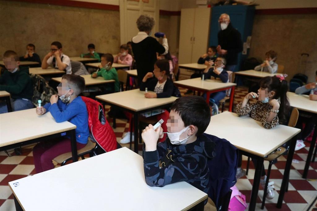 Alunni di una scuola primaria di Travagliato (Brescia) effettuano un test salivare, il 14 maggio 2021.
