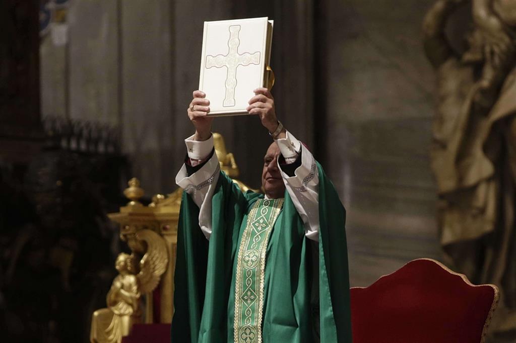 Mons. Salvatore Fisichella celebra la Messa per la Domenica della Parola del Signore al posto di Papa Francesco indisposto