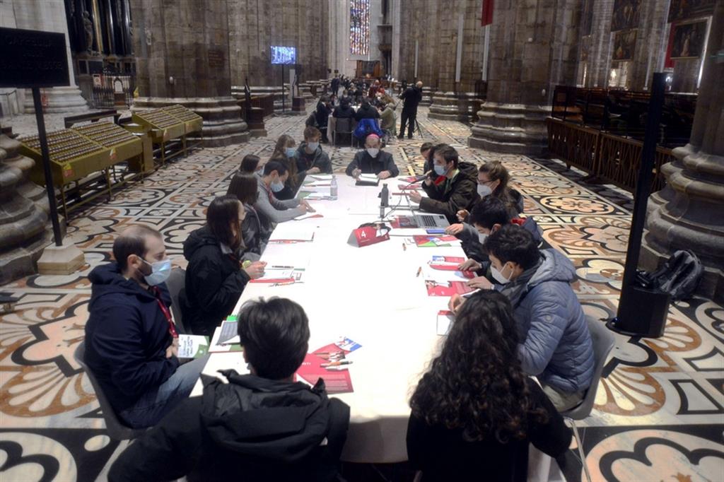 I giovani al tavolo con l'arcivescovo di Milano, Mario Delpini, nel Duomo ambrosiano