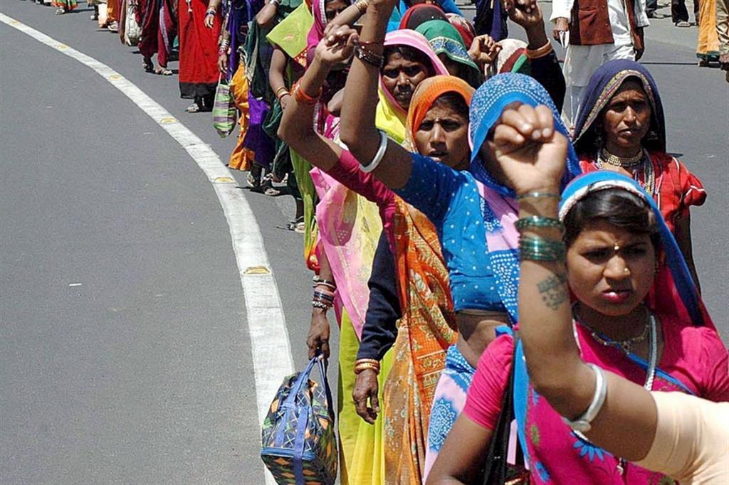 Donne indiane a una manifestazione, in una foto d'archivio