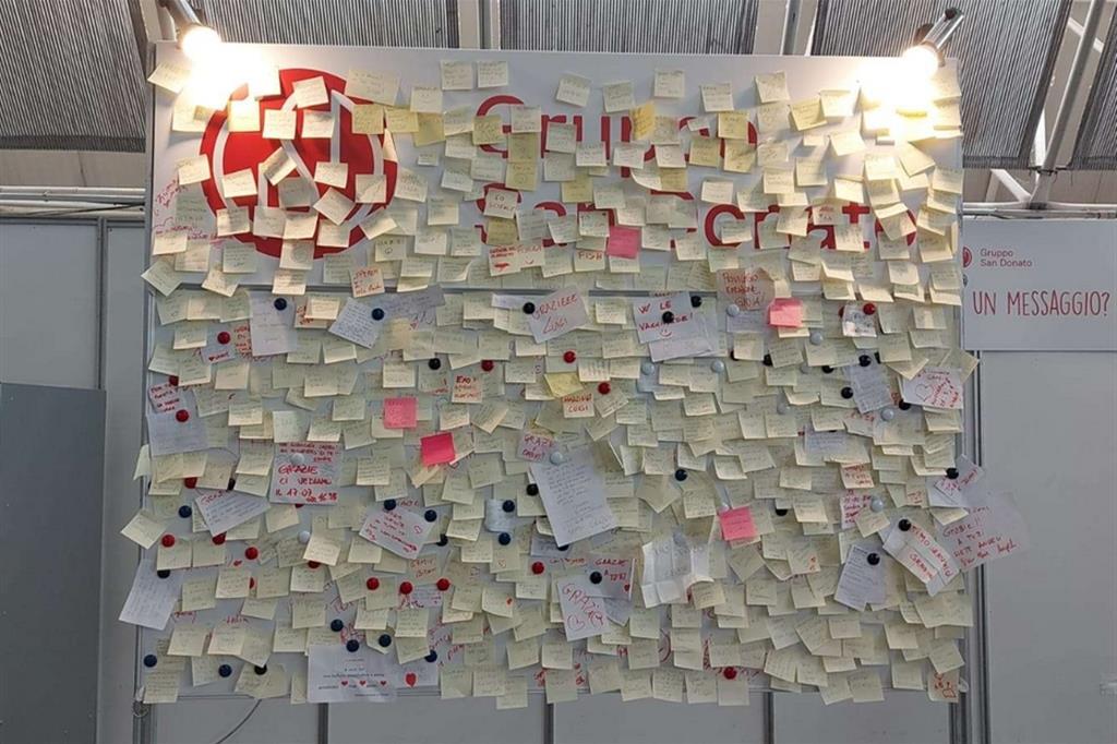 Sono centinaia i messaggi appiccicati al “muro dei grazie”, nell'hub milanese di Novegro. Il tabellone è sistemato davanti all'area di attesa post-vaccino. Accanto al primo, ormai stracolmo, ne sono stati collocati altri due - 