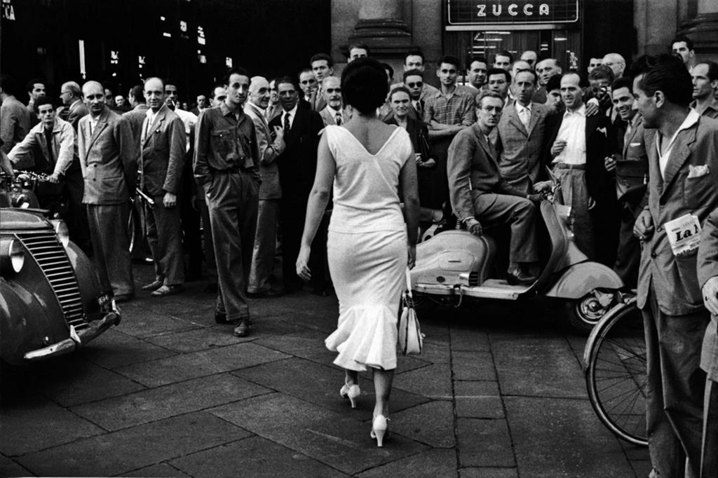 Gli italiani si voltano, Milano, 1954