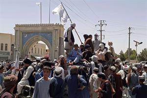 Fuga da Kabul, le ambasciate si svuotano e i taleban offrono l'amnistia
