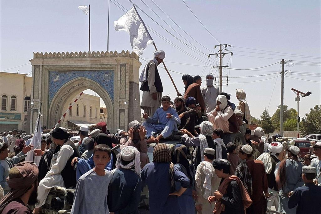 I taleban affollano un mezzo sulle strade di Kandahar, la seconda città dell’Afghanistan
