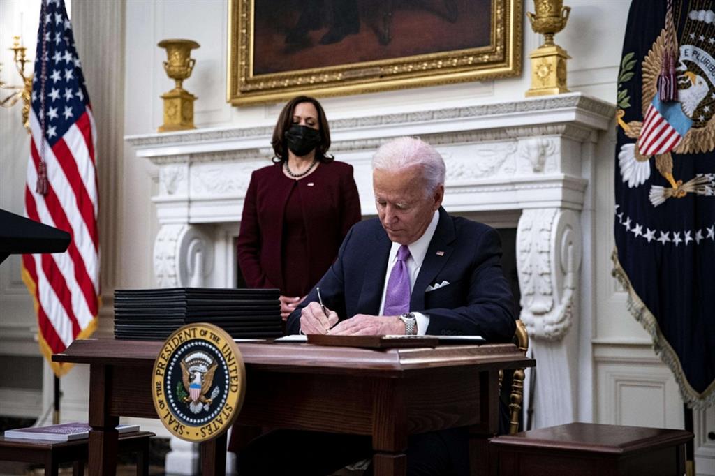 Il presidente Joe Biden firma i primi 17 decreti, invertendo la marcia rispetto al predecessore Donald Trump