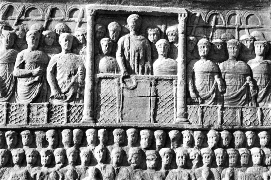 L'imperatore Teodosio e la sua corte. Rilievo della base dell'obelisco di Teodosio, 390/395 ca, Ippodromo di Costantinopoli