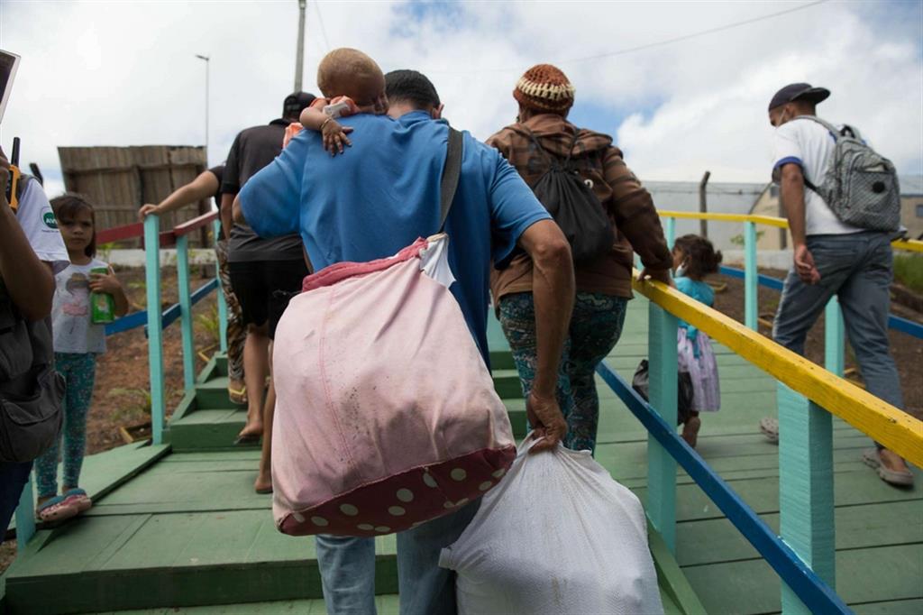 Una bimba venezuelana in braccio al suo papà in arrivo a un centro di accoglienza a Pacaraima - Antonello Veneri / su concessione Avsi