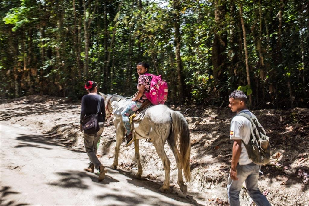 Ogni giorno centinaia di venezuelani entrano in Brasile attraverso le trochas, sentieri illegali che collegano i due Paesi