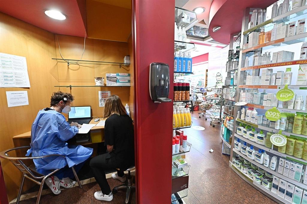 Un hub per le vaccinazioni anticovid in una farmacia a Torino
