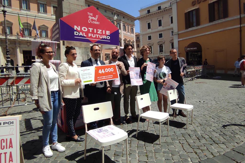 Consegna delle 44mila firme per la legge su lobbying e conflitto d'interesse - The Good Lobby (Roma)