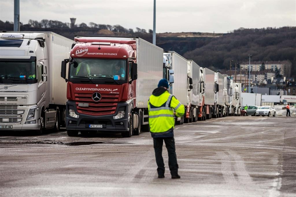 Al porto di Cherbourg, in Normandia, i camion in fila aspettano di essere imbarcati sul traghetto che li porterà a Rosslare, in Irlanda, senza passare dal territorio del Regno Unito