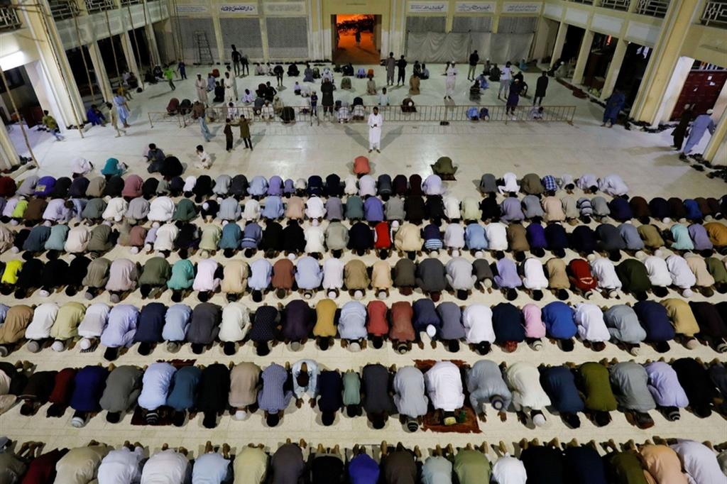 La preghiera che segna l'avvio del mese del Ramadan, a Karachi in Pakistan