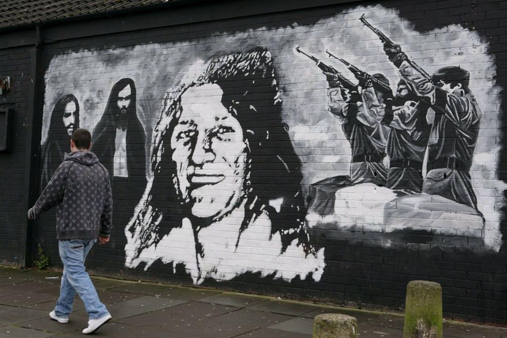 Un murales indipendentista a Belfast evoca la stagione della lotta armata