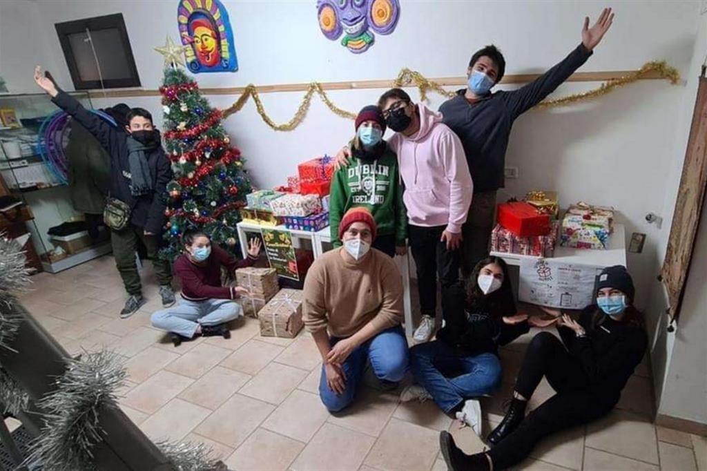 I giovani di Grosseto che hanno preparato le "Scatole di Natale" per i poveri