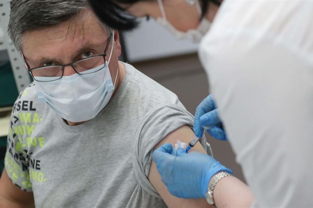 Un cittadino russo riceve una dosa del vaccino Sputnik