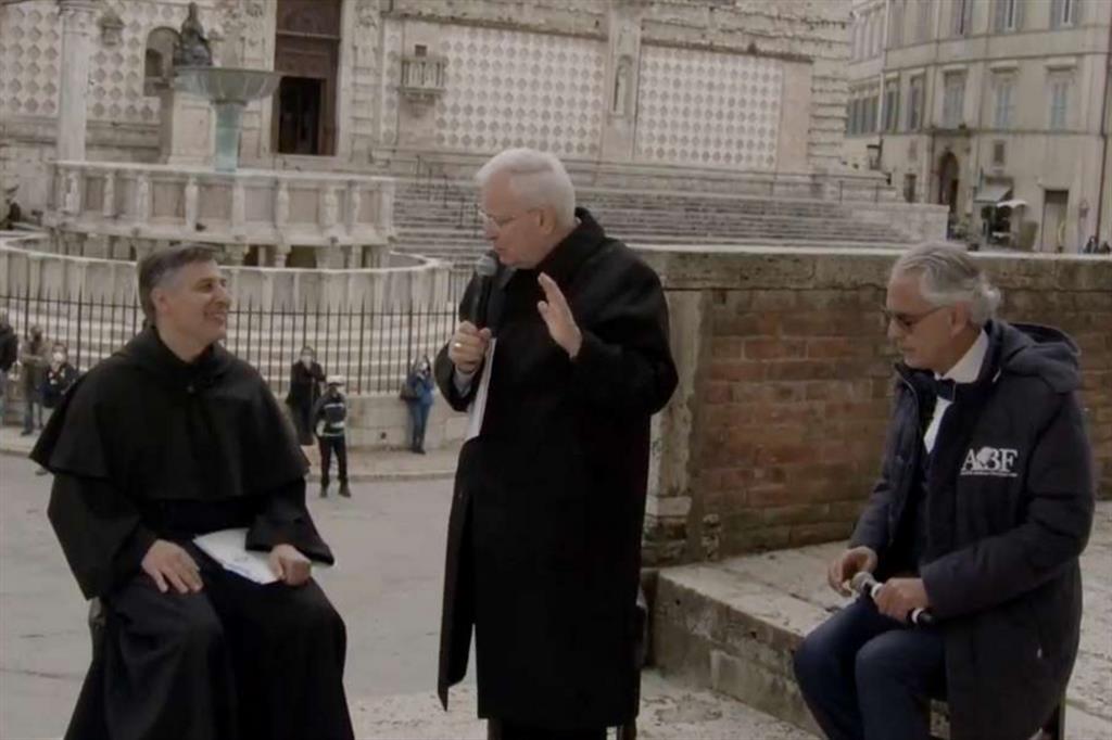 Le Piazze di Francesco a Perugia. Da sinistra, padre Enzo Fortunato, il cardinale Gualtiero Bassetti e il cantante Andrea Bocelli