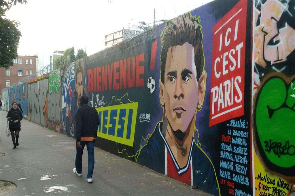 Un murale nel quartiere di Marx Dormoy, nel settore nord di Parigi, sospeso fra lampi di creatività e voragini di degrado
