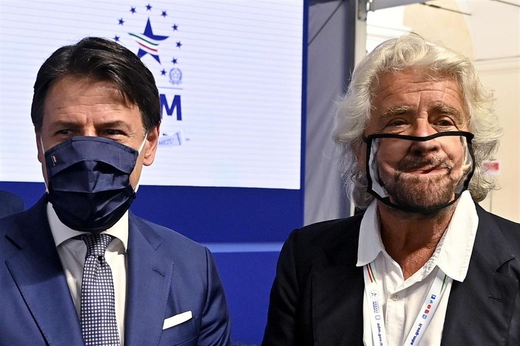 Ai ferri corti. Giuseppe Conte, a sinistra, e Beppe Grillo