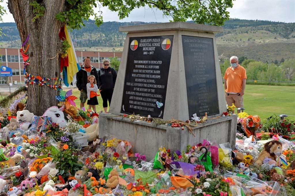 Un monumento per commemorare i resti dei 215 bambini ritrovati vicino alla scuola Kamloops Indian Residential School