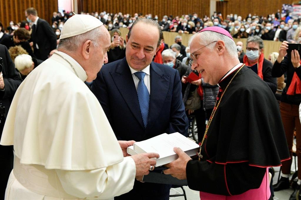Papa Francesco riceve dal rettore Anelli e dal vescovo Giuliodori il volume di cui ha scritto la prefazione