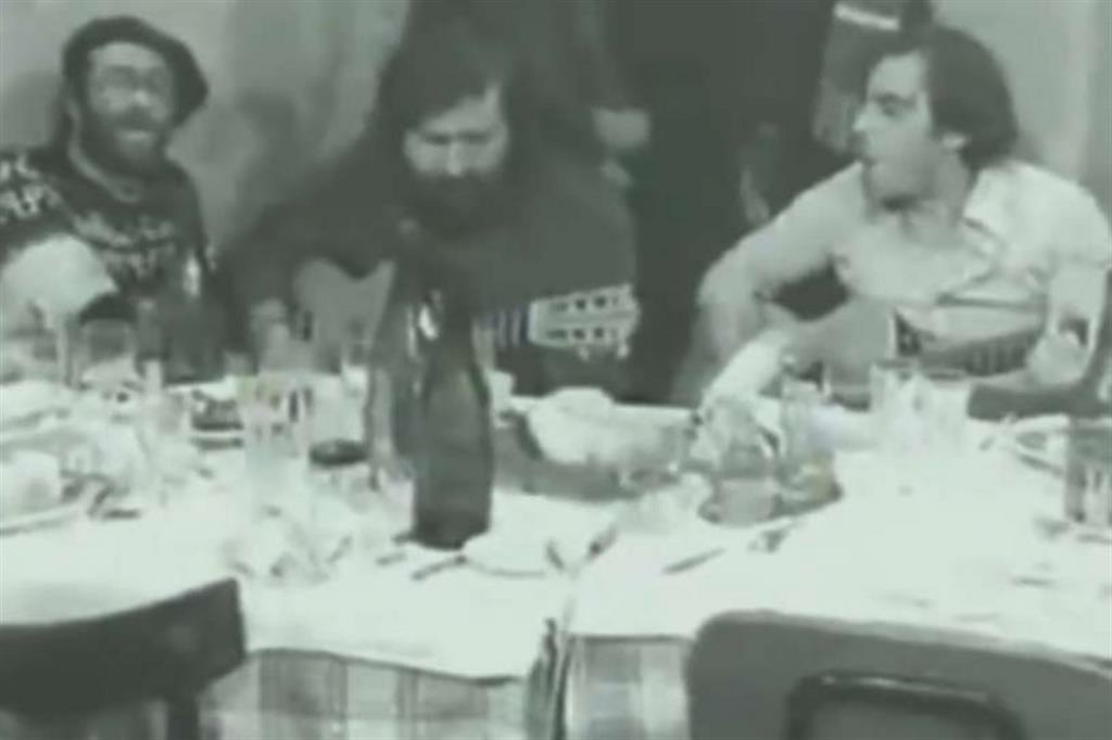 Una foto storica anni ’70: Dalla, Guccini e Vecchioni all’osteria “da Vito” a Bologna