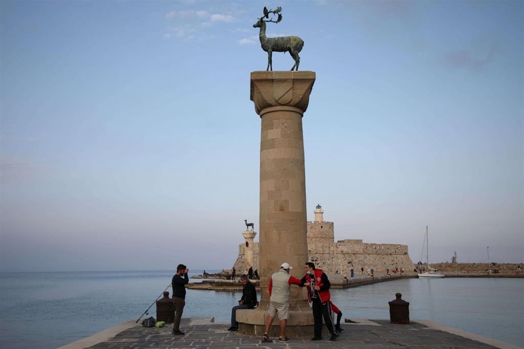 L'ingresso del porto di Mandraki, sull'isola greca di Rodi, una delle mete preferite dai turisti europei