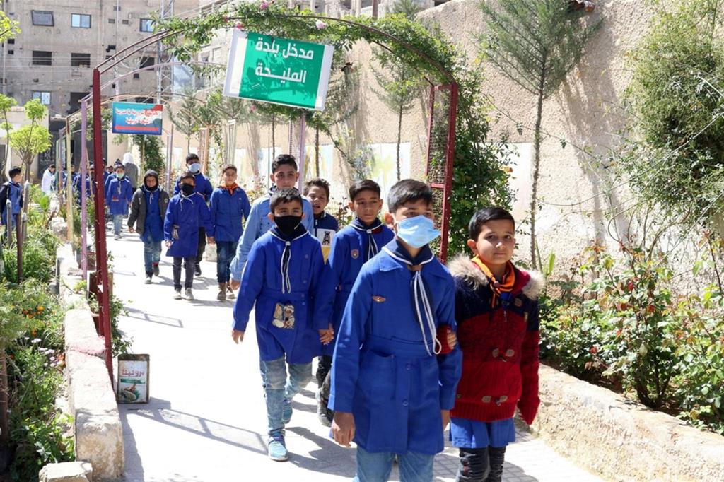 Bambini siriani vanno a scuola a Ghouta, un sobborgo di Damasco. Distrutta durante il conflitto, è stata ricostruita