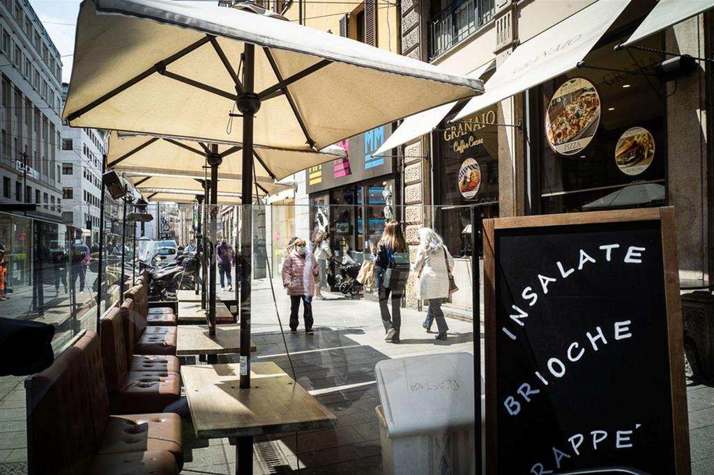 A Milano si preparano i tavolini all'aperto