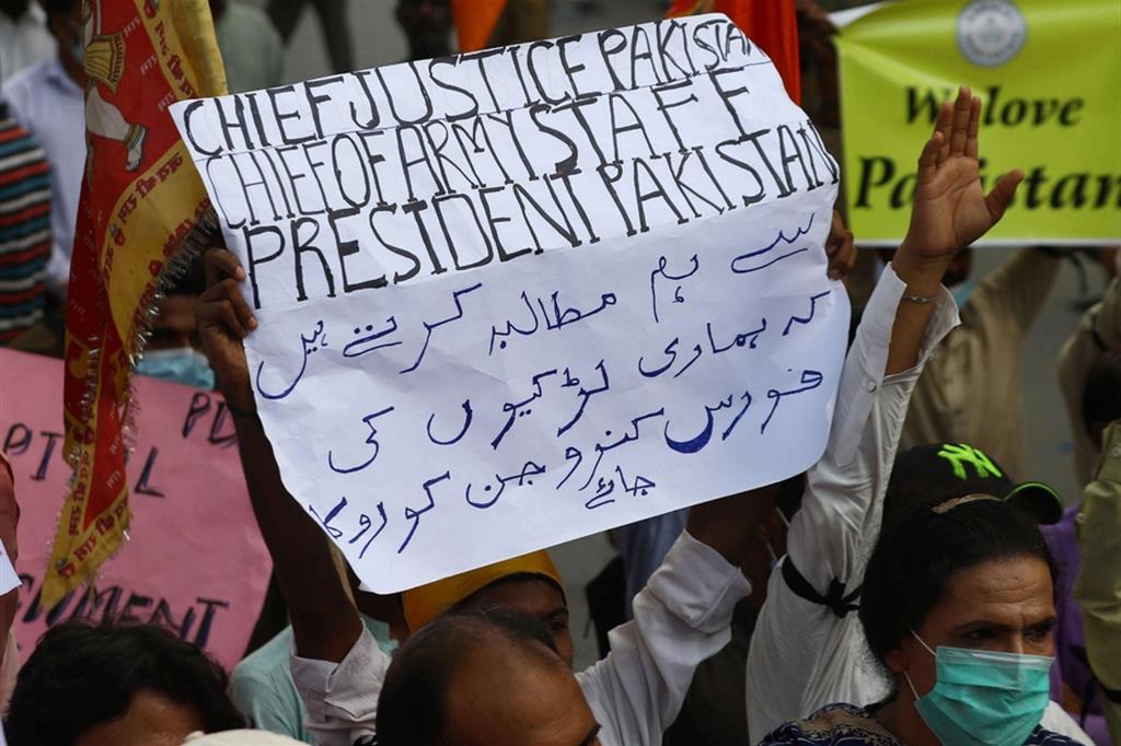 Protesta della minoranza Indù in Pakistan dopo la distruzione di un tempio in seguito alla vicenda del bambino accusato di blasfemia da fanatici islamici