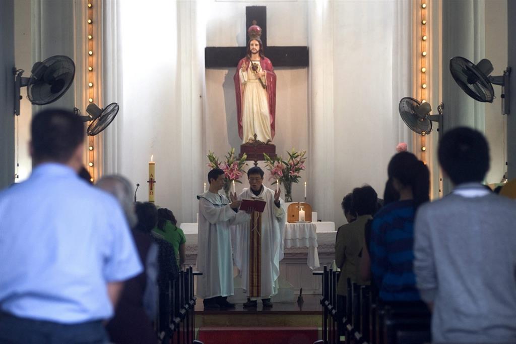Cattolici cinesi partecipano alla Messa
