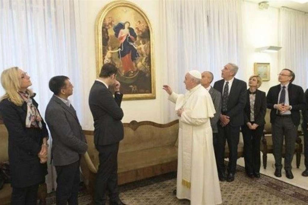 Il Papa mostra l'icona della Vergine Maria che scioglie i nodi