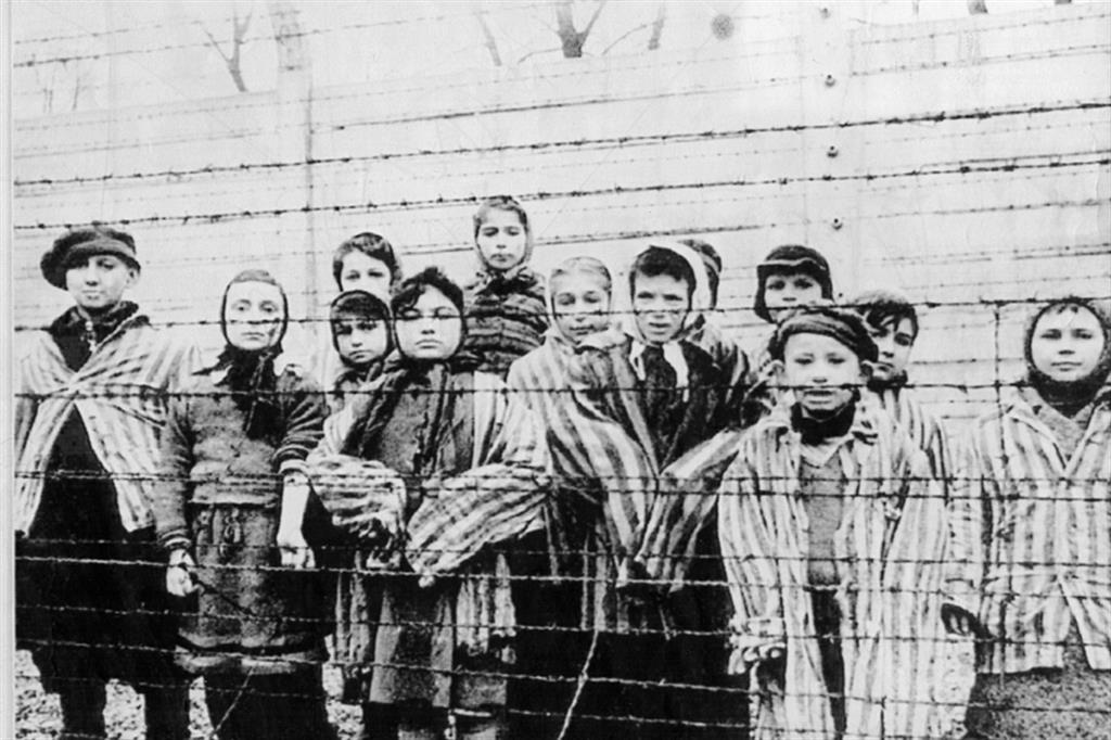 Bambini rinchiusi nel campo di concentramento di Auschwitz