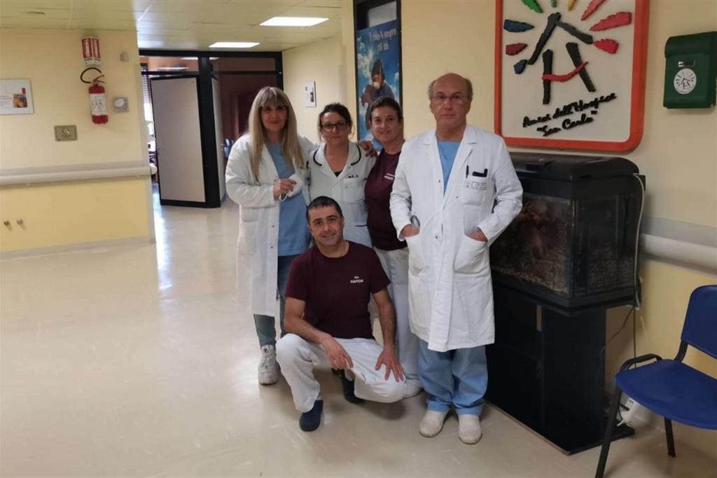 Il professor Marcello Ricciuti con alcuni collaboratori nell’hospice dell’Azienda ospedaliera San Carlo di Potenza, del quale è direttore
