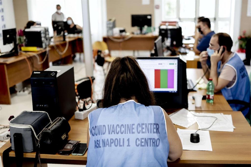 Il call center, allestito nella sede dell'Asl Napoli 1 Centro, per telefonare alle persone che non hanno aderito al piano vaccinale anti Covid