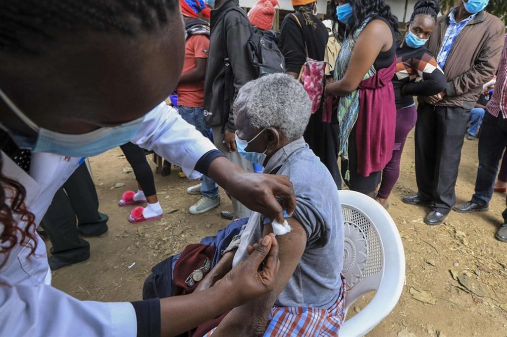 Un centro per le vaccinazioni a Dandora, in Kenya