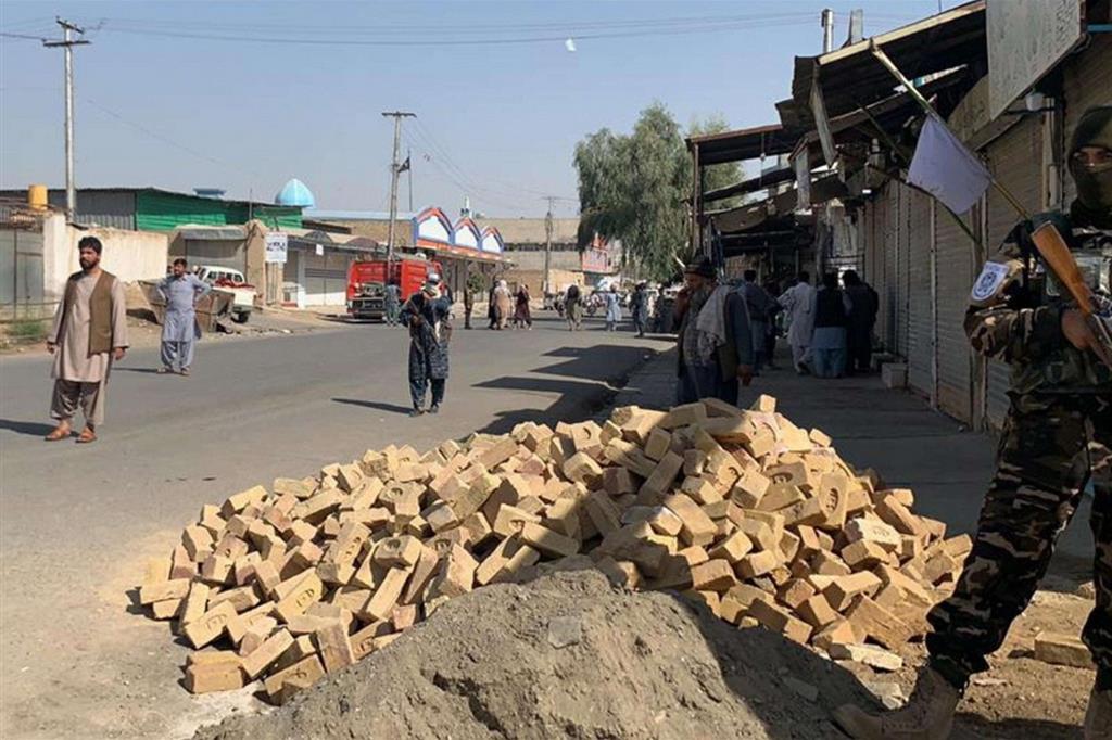 I taleban bloccano il traffico a Kandahar dopo l'attentato