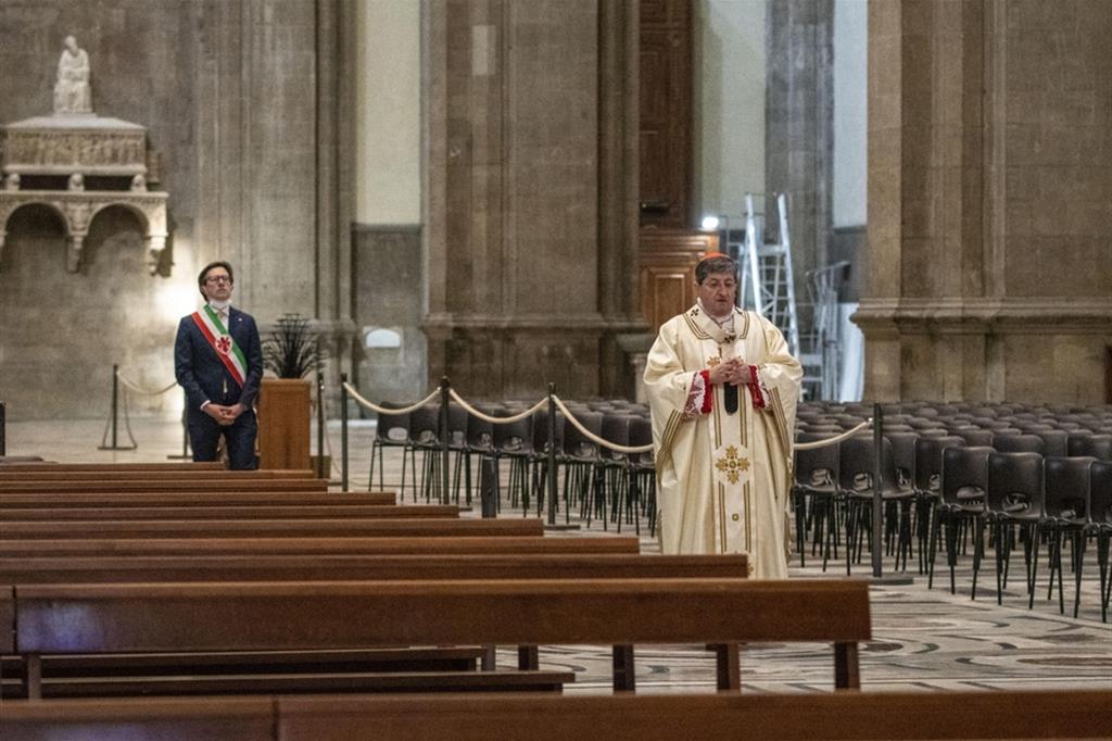 Il cardinale Betori celebra la Messa di Pasqua con il Duomo vuoto. Dietro di lui il sindaco Nardella