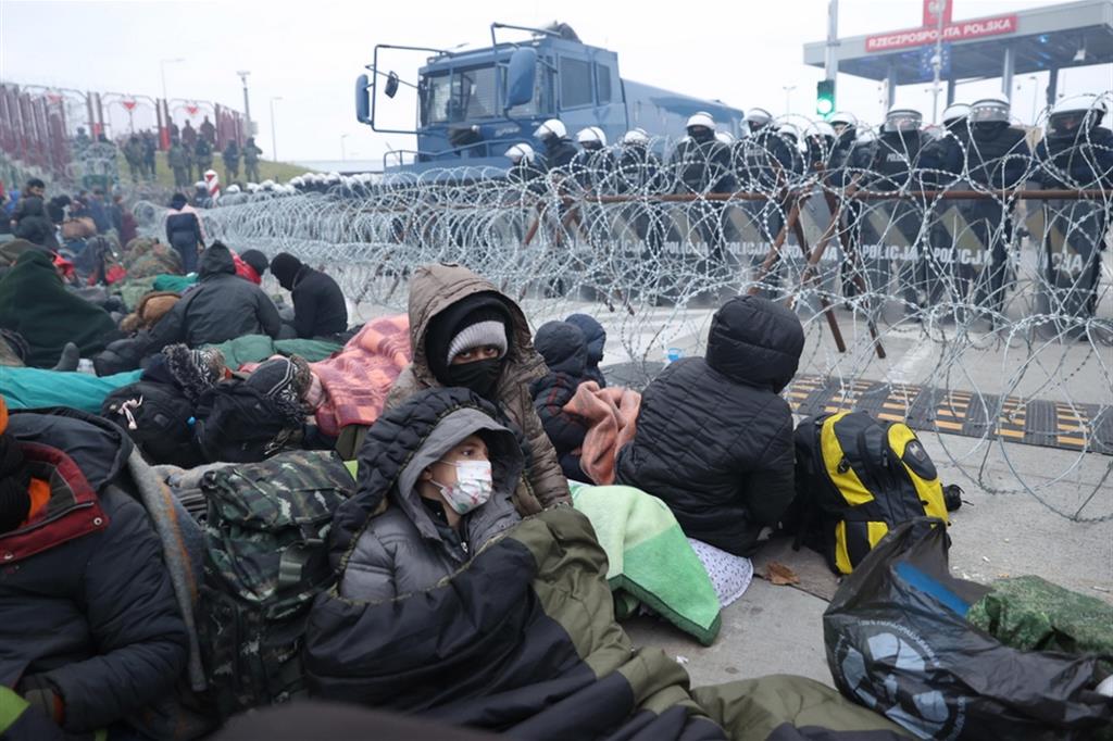 Soldati polacchi sorvegliano i migranti al confine con la Bielorussia