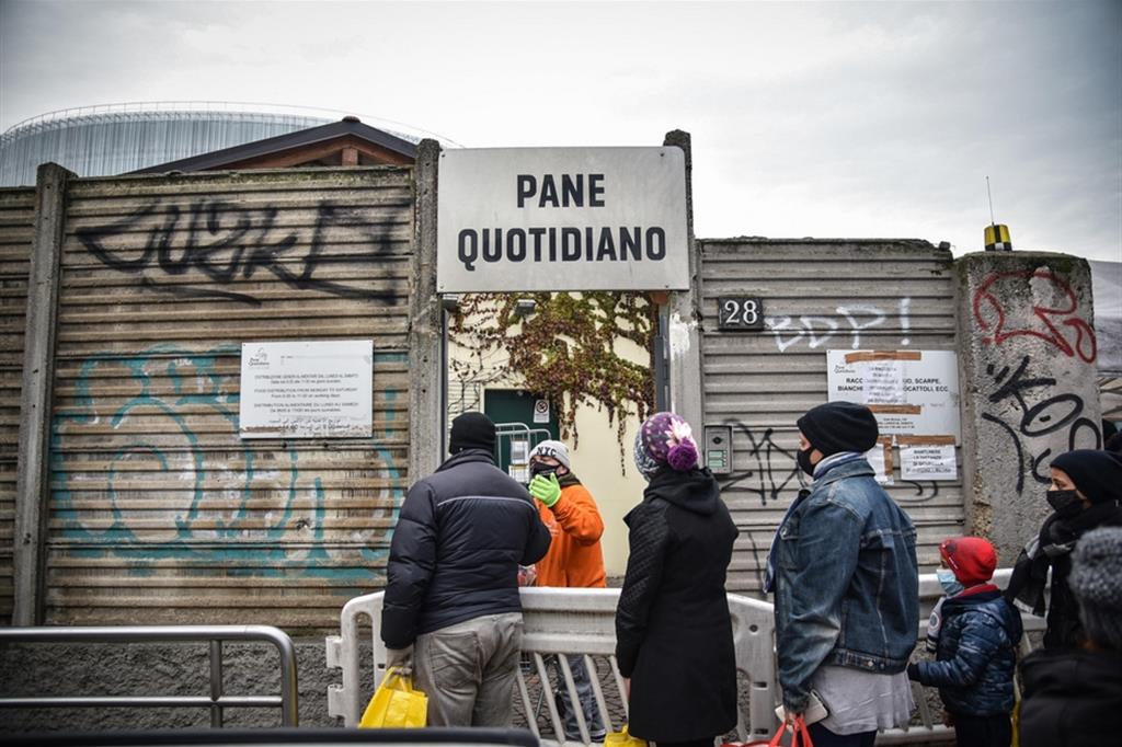 Le file dei nuovi poveri, fuori dal 'Pane Quotidiano' a Milano