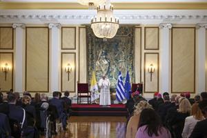 Il Papa in Grecia: qui è nata la democrazia, ma oggi è in pericolo