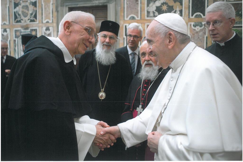 Un momento di un recente incontro avvenuto nella Sala Clementina in Vaticano tra padre Paolo Garuti e papa Francesco