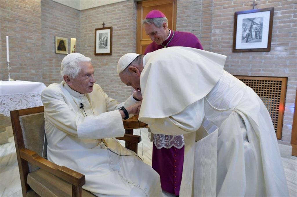 Il Papa emerito Benedetto XVI con papa Francesco nel 2018