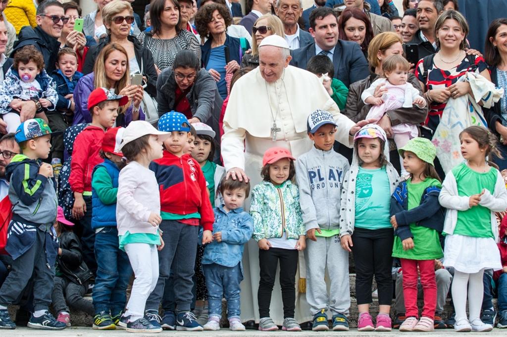 Papa Francesco con alcuni bambini