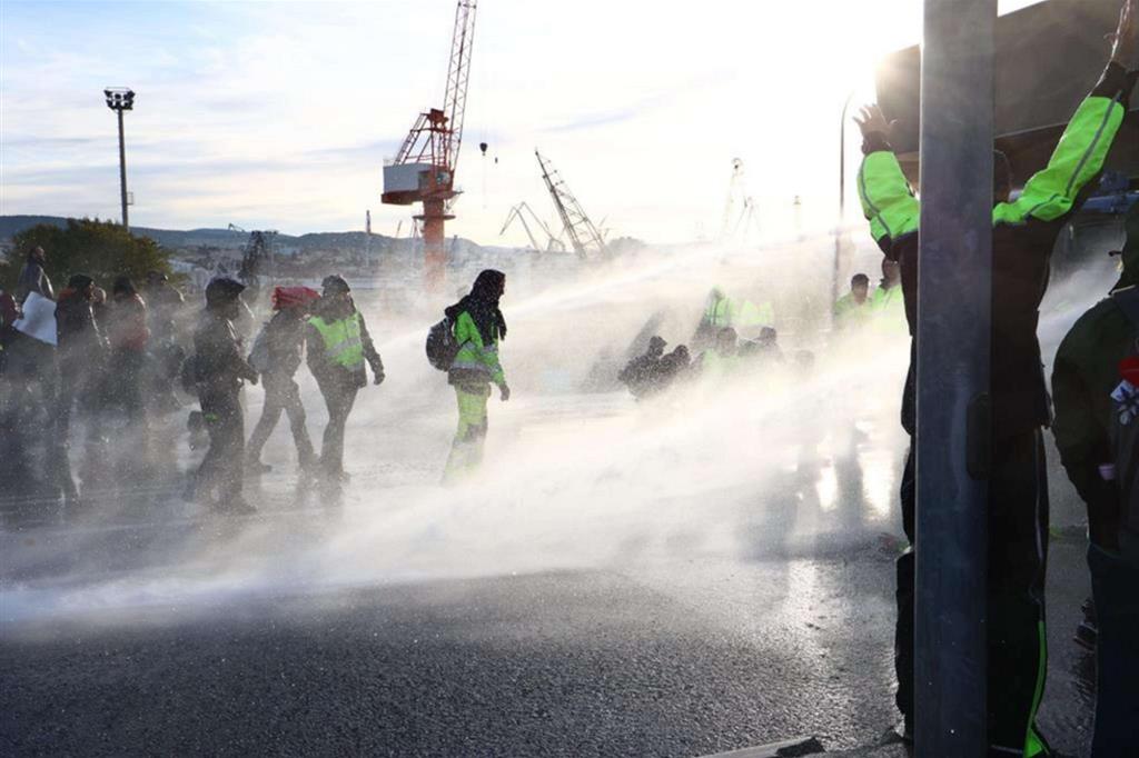  Sgomberato il porto di Trieste, ma la protesta va avanti