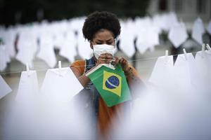 Sulla spiaggia di Copacabana 600 fazzoletti per le 600mila vittime del Covid